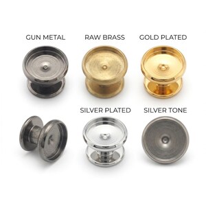 Può includere: Un assortimento di castoni a coppa in metallo in varie finiture: canna di fucile, ottone grezzo, placcato oro, argentato e color argento. Ogni castone ha una coppa rotonda e poco profonda e una base arrotondata. Il testo etichetta ogni finitura.