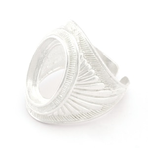 Op de afbeelding: Zilveren ring met een ronde bezel-setting. De ring heeft een decoratief ontwerp op de band.