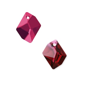 Puede incluir: Dos colgantes de cristal rojo con forma cuadrada y un agujero en la parte superior para colgar.