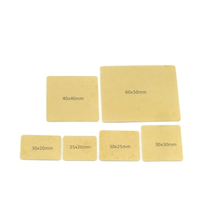 Könnte beinhalten: Sechs Messingrechtecke und -quadrate in verschiedenen Größen. Die Maße sind angegeben: 30x20mm, 25x20mm, 30x25mm, 30x30mm, 40x40mm und 60x50mm. Die Teile sind goldfarben.