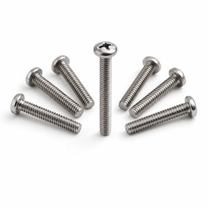 Pode incluir: Um conjunto de sete parafusos de metal prateado com cabeça panela e fenda em cruz. Um parafuso está posicionado verticalmente no centro, enquanto os outros seis estão dispostos em um semicírculo ao redor dele sobre uma superfície branca.