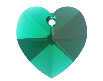 Puede incluir: Un colgante de corazón de cristal verde azulado con un agujero para encordar.