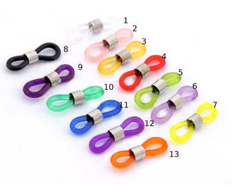 Può includere: Tredici connettori per catena di occhiali in plastica colorata con anelli in metallo argentato. I connettori sono di vari colori, tra cui trasparente, rosa, rosso, arancione, giallo, verde, blu, viola e nero.