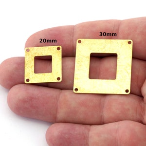 Könnte beinhalten: Zwei quadratische Metallrahmen in Goldfarbe mit einem kleineren quadratischen Ausschnitt in der Mitte. Die Rahmen sind 20 mm und 30 mm groß.