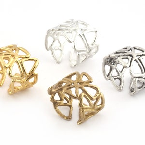 Könnte beinhalten: Drei Ohrklemmen in verschiedenen Ausführungen: Gold, Silber und Messinggold. Jede Klemme besteht aus einem filigranen, durchbrochenen Design aus ineinandergreifenden Dreiecken.