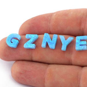 Dijes de letras, letras iniciales de ópalo de 10 mm y 2,5 mm de grosor, ópalo sintético creado en laboratorio 1493 OPSY