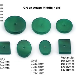 Può includere: Assortimento di cabochon in agata verde di forma rotonda, quadrata, ovale e rettangolare con un foro praticato al centro. Le dimensioni variano da 10 mm a 20 mm. Agata verde foro centrale.