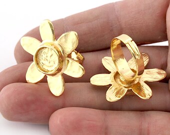 Daisy Flower Ring , Adjustable , Round Blank Bezel Setting - Shiny Gold Plated Brass (10mm Blank ) 5349
