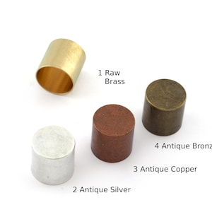 Puede incluir: Cuatro tapas met&aacute;licas redondas en diferentes acabados: lat&oacute;n en bruto, plata antigua, cobre antiguo y bronce antiguo. 1 Lat&oacute;n en bruto, 2 Plata antigua, 3 Cobre antiguo, 4 Bronce antiguo.