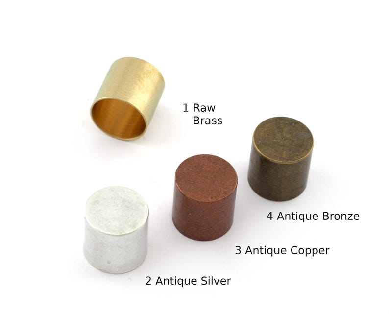 Puede incluir: Cuatro tapas met&aacute;licas redondas en diferentes acabados: lat&oacute;n en bruto, plata antigua, cobre antiguo y bronce antiguo. 1 Lat&oacute;n en bruto, 2 Plata antigua, 3 Cobre antiguo, 4 Bronce antiguo.