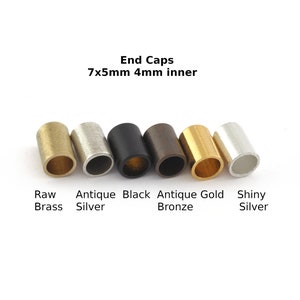 Pode incluir: Seis tampas de extremidade em diferentes acabamentos: latão bruto, prata antiga, preto, bronze antigo, dourado e prata brilhante. As tampas medem 7 mm por 5 mm com um diâmetro interno de 4 mm. Tampas de extremidade 7x5mm 4mm interior.