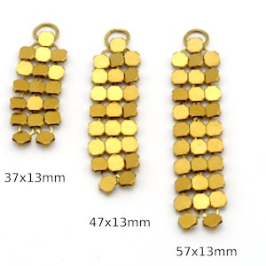 Pode incluir: Três pingentes de corrente de metal dourado de diferentes comprimentos. Os pingentes são feitos de pequenos elos hexagonais. As medidas são 37x13mm, 47x13mm e 57x13mm.