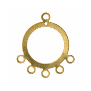 Può includere: Un connettore per gioielli circolare in metallo color oro con finitura spazzolata. L'anello centrale presenta un piccolo occhiello sulla parte superiore e cinque occhielli aggiuntivi distanziati lungo la metà inferiore per collegare più fili.
