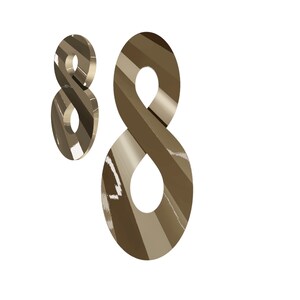 Pode incluir: Dois números 8 em 3D de ouro metálico, ambos com a forma de oito, com um padrão listrado. O número à esquerda está ligeiramente inclinado.