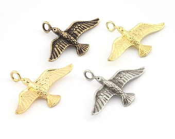 Pode incluir: Quatro pingentes de pombo de metal em diferentes acabamentos: ouro, prata, bronze antigo e prata antiga. Cada pingente apresenta um design de pombo detalhado com asas abertas.
