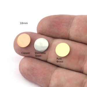 以下が含まれることがあります： 銅、ステンレス、真鍮の3つの10mm丸型金属ディスク