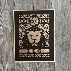 Sternzeichen Geburtstags-Erinnerungskarte: Löwe. 23.7.-22.8. Versandfertig. Gold, Beige und erdiges Braun
