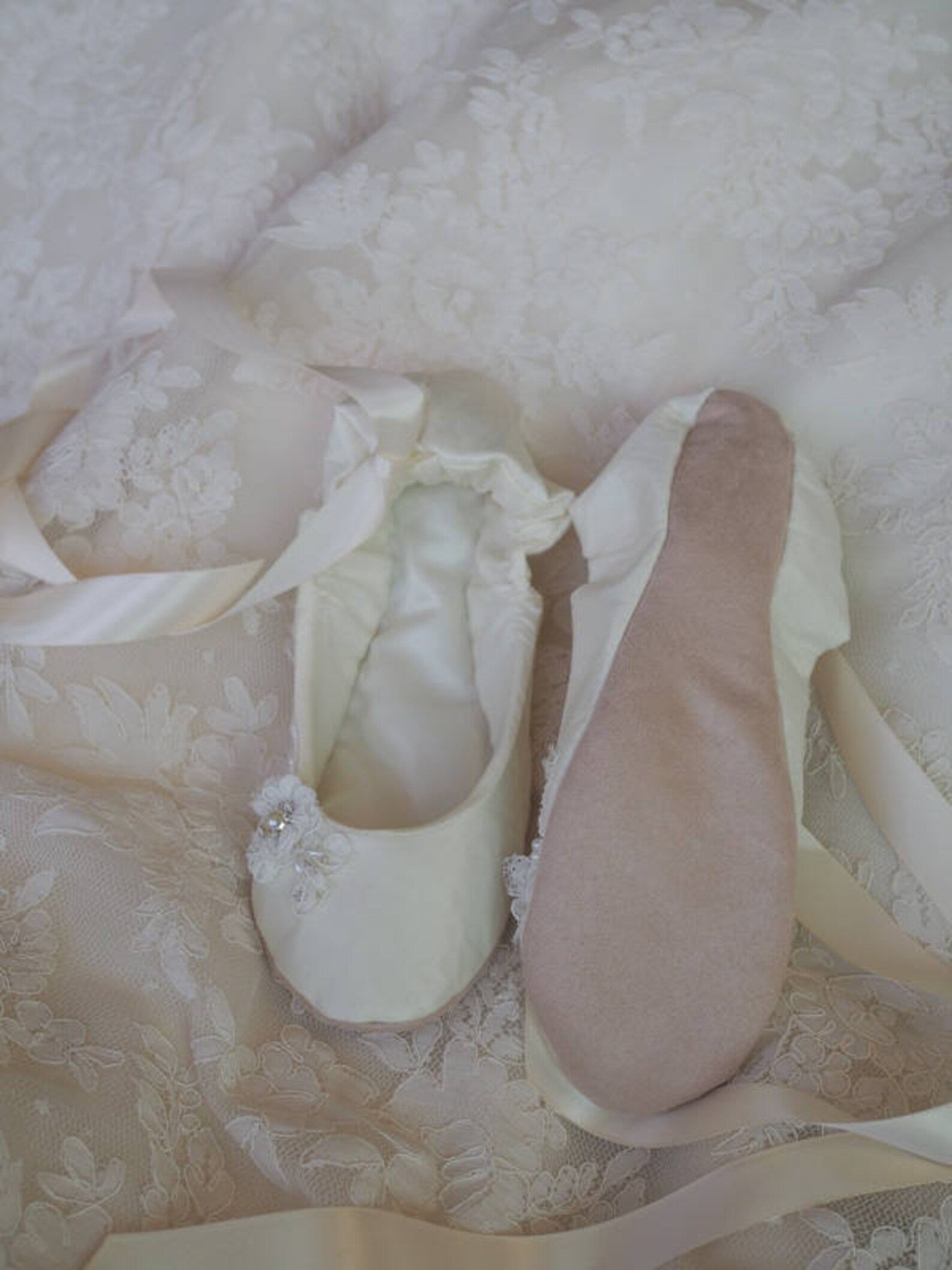 ivory satin bridal ballet shoe~lace ballerina slipper~ wedding ballet shoe flat~ cream bridal ballet shoe ~ lace ballerina brida