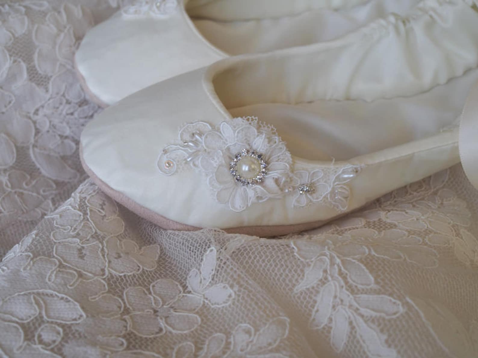 ivory satin bridal ballet shoe~lace ballerina slipper~ wedding ballet shoe flat~ cream bridal ballet shoe ~ lace ballerina brida