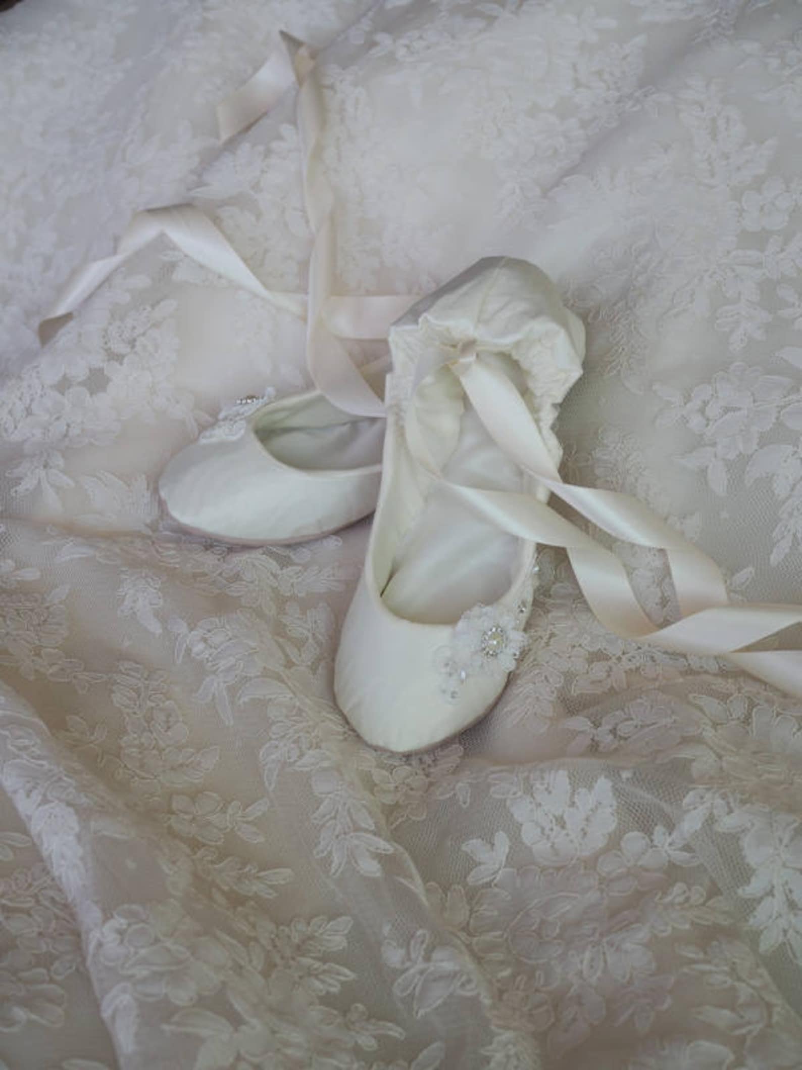 ivory satin bridal ballet shoe~lace ballerina slipper~ wedding ballet shoe flat~ cream bridal ballet shoe ~ lace ballerina brida