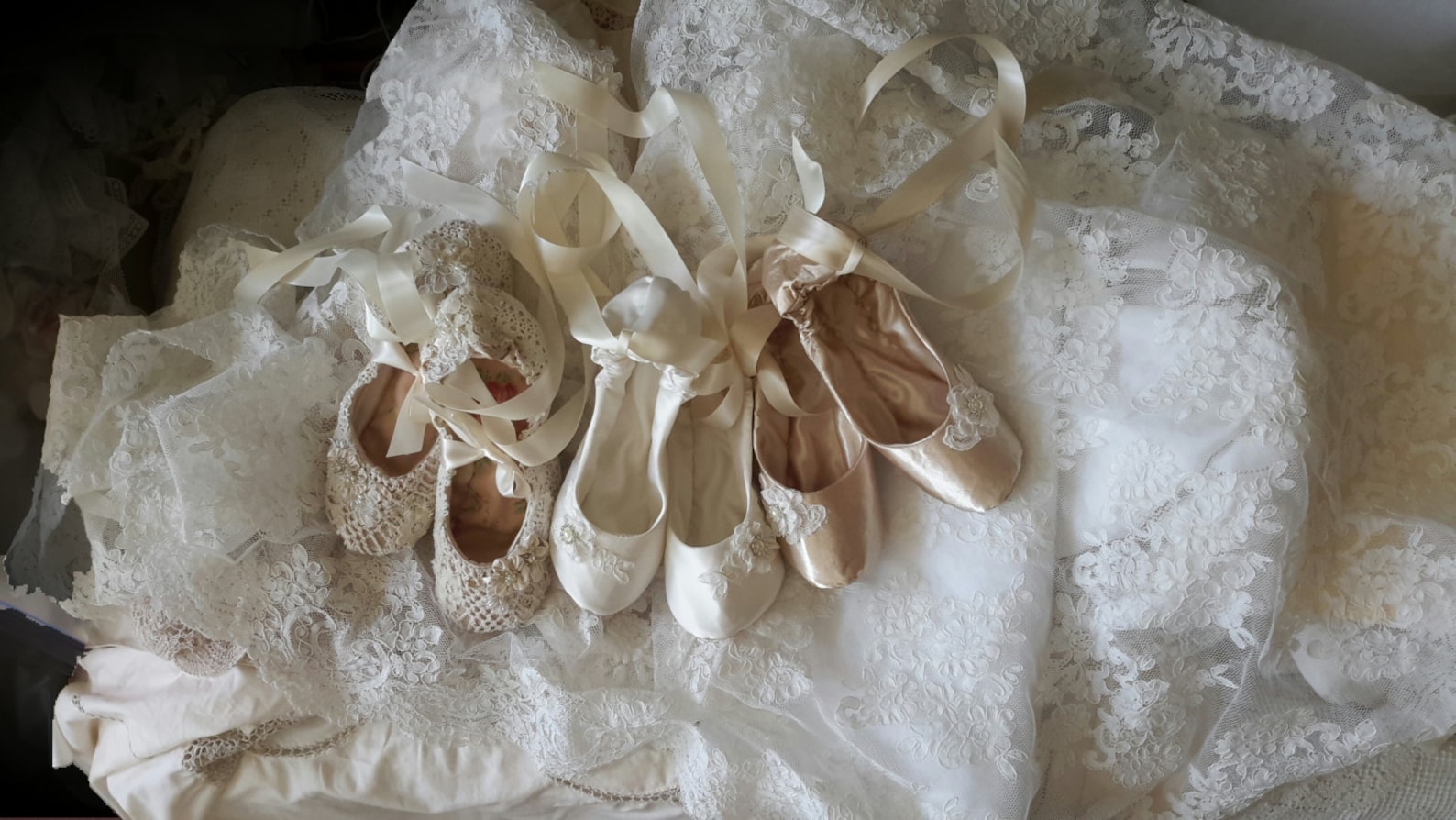 ivory satin bridal ballet shoe~lace ballerina slipper~ wedding ballet shoe flat~ cream bridal ballet shoe ~ lace ballerina brida