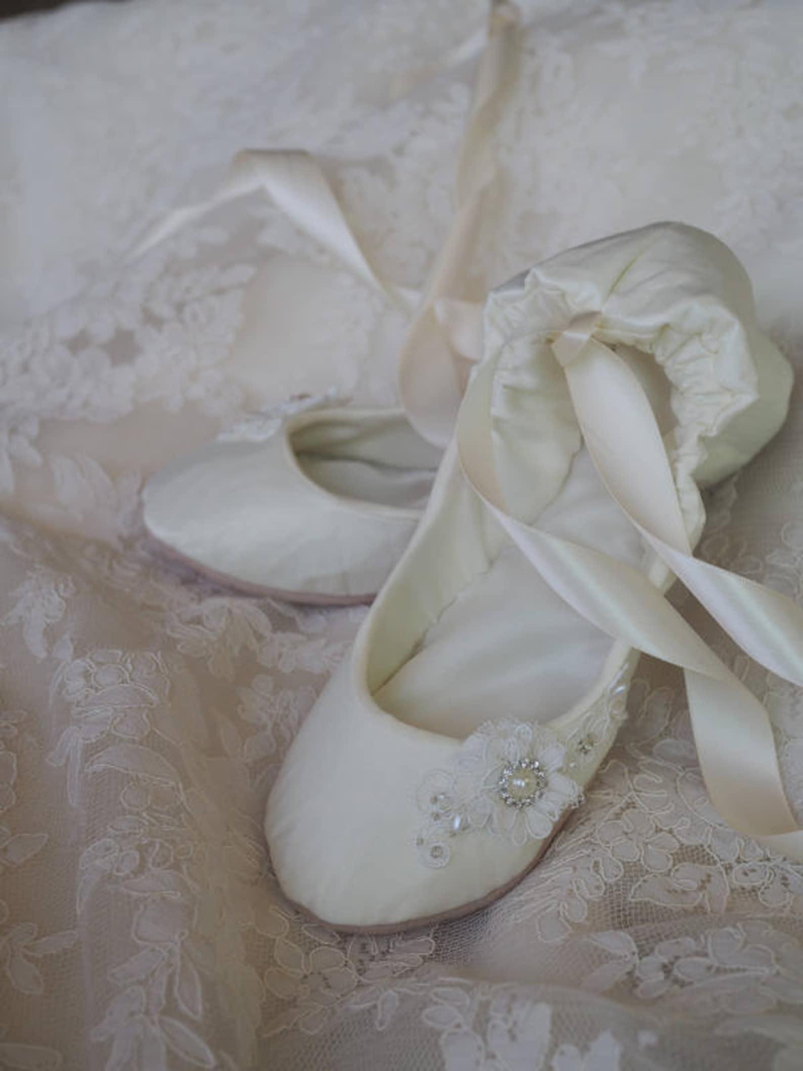 ivory satin bridal ballet shoe~lace ballerina slipper~ wedding ballet shoe flat~ cream bridal ballet shoe ~ lace ballerina brida