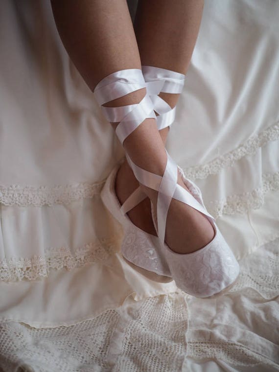Bailarina de ballet zapatillas atado alrededor de su tobillo