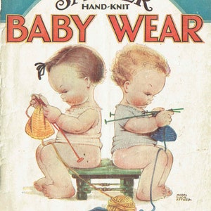Puede incluir: Una portada de libro vintage para un libro de patrones de tejido de punto titulado "Jaeger Hand-Knit Baby Wear". La portada presenta a dos bebés sentados en un taburete, cada uno tejiendo con agujas e hilo. El libro es el segundo de una serie y cuesta 6 peniques.