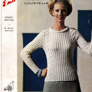 Puede incluir: Un suéter de punto blanco con un diseño de trenza. El suéter está diseñado por Mary Quant en Courtelle y es para una talla de busto de 86 a 97 cm. La imagen es de un patrón de tejido vintage.