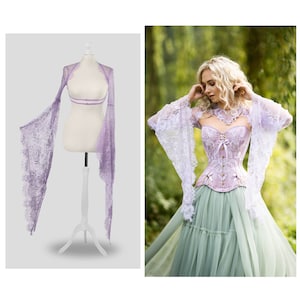Può includere: Una spolverino in pizzo lavanda con maniche lunghe e fluide. Lo spolverino è drappeggiato su un manichino bianco.