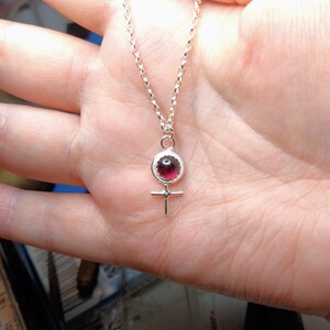 Collana in argento sterling con simbolo femminista di Venere e granato fatta a mano