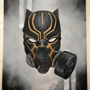 Puede incluir: M&aacute;scara de Pantera Negra negra y dorada con una m&aacute;scara de gas adjunta. La m&aacute;scara est&aacute; pintada sobre un lienzo gris con l&iacute;neas blancas y una firma en la esquina inferior derecha.