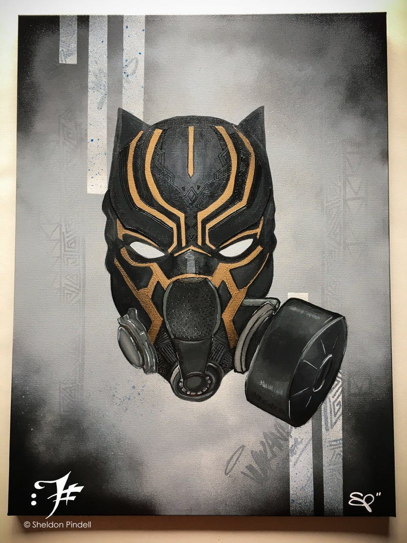 Puede incluir: M&aacute;scara de Pantera Negra negra y dorada con una m&aacute;scara de gas adjunta. La m&aacute;scara est&aacute; pintada sobre un lienzo gris con l&iacute;neas blancas y una firma en la esquina inferior derecha.