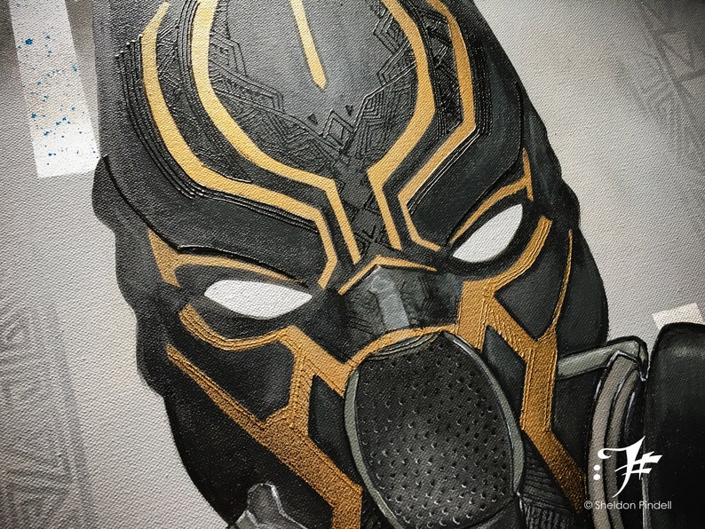 Puede incluir: Primer plano de una m&aacute;scara de superh&eacute;roe negra y dorada con un dise&ntilde;o detallado. La m&aacute;scara tiene un &aacute;rea de ojos blanca y un dise&ntilde;o estampado negro y dorado.