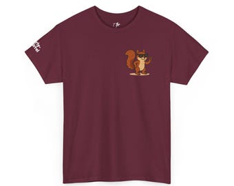 スクワリー・スクイレル オリジナルTシャツ | クールなリスのキャラクターTシャツ | 胸元に小さなグラフィック、背面にロゴ