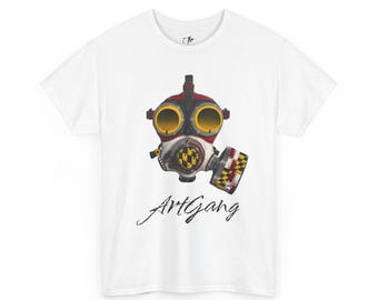 メリーランド・アートギャングのガスマスクTシャツ｜オリジナルガスマスクイラストTシャツ｜レトロなイエローレンズ、アートギャングのロゴ