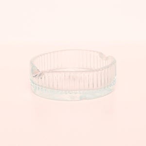 以下が含まれることがあります： リブ模様の透明なガラス灰皿。円形の灰皿は、わずかにフレアしたリムと、タバコを置くための小さな切り欠きがあります。ガラスは微妙な青色をしています。