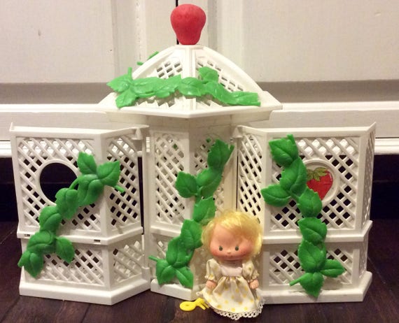 strawberry shortcake garden house