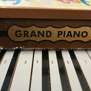 1988 Jeffrey Giraffe Toys R Us Grand Piano Toy, Collectible Toys R Us