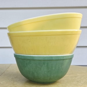 Vintage Pyrex Mixing Bowl Set: Green & Yellow Kitchen Bowls