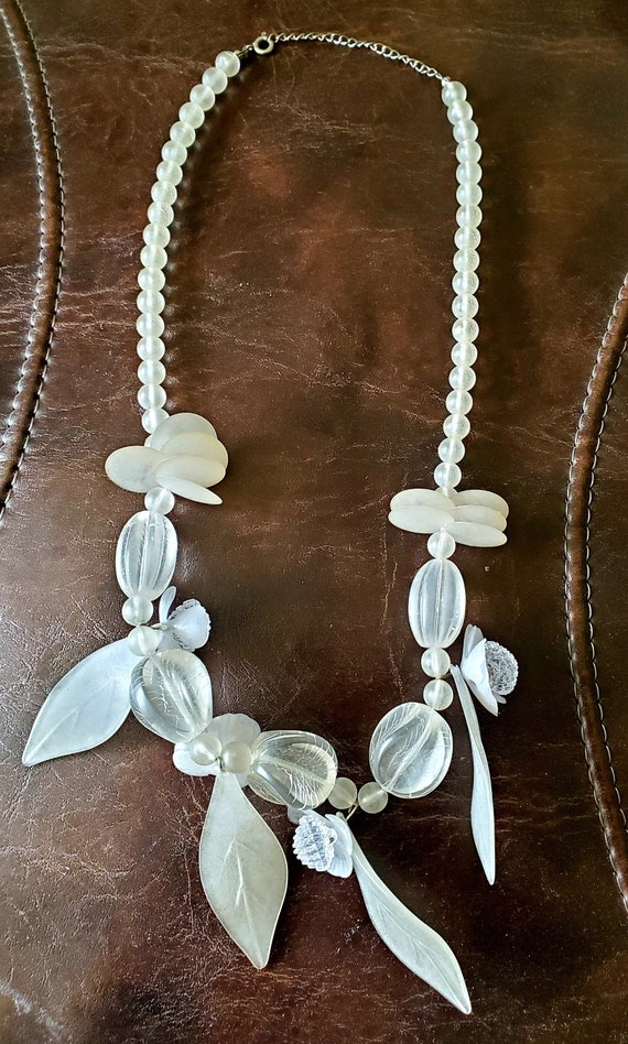 Vintage Lucite White Floral 12" Necklace, Vintage 