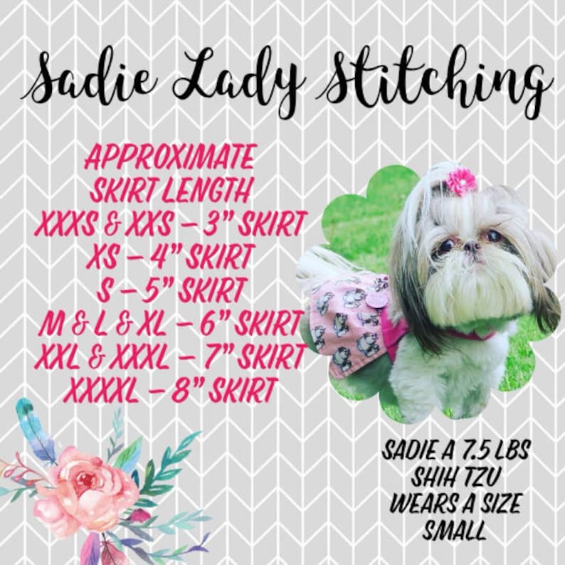 Pode incluir: Um c&atilde;o Shih Tzu branco vestindo uma saia de cachorro floral rosa e branca. O c&atilde;o est&aacute; usando um la&ccedil;o rosa na cabe&ccedil;a. A imagem inclui um gr&aacute;fico de tamanhos para a saia, com medidas em polegadas. O texto diz: Sadie Lady Stitching Comprimento aproximado da saia XXXS & XXS - 3" saia XS - 4" saia S - 5" saia M & L & XL - 6" saia XXL & XXXL - 7" saia XXXXL - 8" saia Sadie um Shih Tzu de 7,5 libras usa um tamanho pequeno.