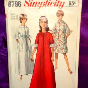 Peut inclure: Patron de couture Simplicity vintage, numéro 6796, avec des illustrations de trois modèles de robes. L'enveloppe est blanche avec du texte rouge et noir. Les illustrations montrent des femmes portant différentes robes.