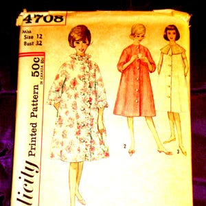 Peut inclure: Patron de couture Simplicity vintage, taille 12 pour femme, tour de poitrine 81 cm. Le patron présente des illustrations de trois robes différentes. La première robe est à imprimé floral avec des volants. La deuxième robe est de couleur rouge uni.