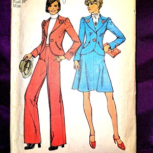 Peut inclure: Patron de couture Simplicity vintage, taille 12, tour de poitrine 86 cm. Le patron présente des illustrations de deux tailleurs pour femmes : un rouge et l'autre bleu. La couverture du patron porte le texte "6572 Simplicity" et le prix.