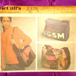 Bolso de hombro estilo bohemio hippie de los años 70 con cremallera en la parte superior, bolsillo exterior delantero, correa de hombro ajustable con hebilla y transferencias del alfabeto CMPLT McCalls 2378 OS