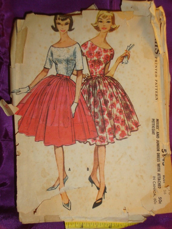 50s Dress Fitted Bodice Rounded Scoop Neck Full Gathered Skirt and