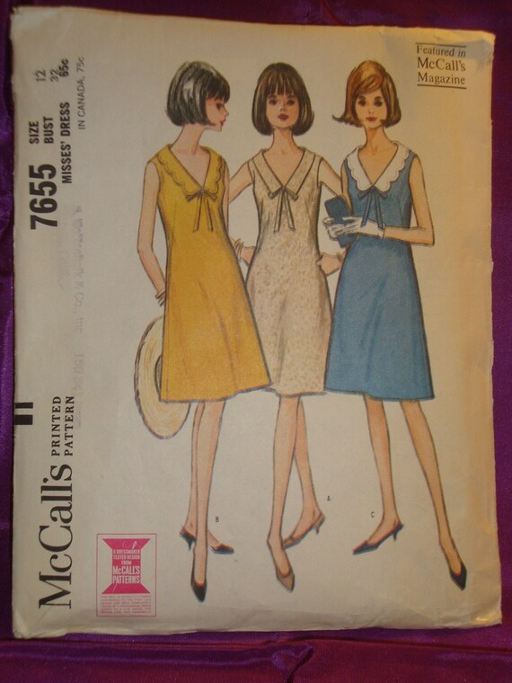 Robe trapeze sans manches annees 60 longueur genou avec col en V profond uni ou col festonne avec bordure n ud zippe au dos CMPLT McCalls 7655 Buste