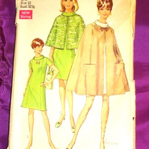 Puede incluir: Un sobre de patrón de costura Simplicity 7544 para talla 10 con un busto de 82,5 cm. La ilustración muestra tres figuras con un vestido verde lima, una capa corta a juego y una capa color canela con dos bolsillos y cuello blanco.