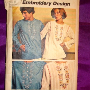 Peut inclure: Patron de broderie Simplicity vintage. Le patron présente une chemise bleue et une chemise blanche avec des broderies détaillées. L'emballage est légèrement usé, avec le texte "Embroidery Design" visible. Taille 12, tour de poitrine 86 cm.